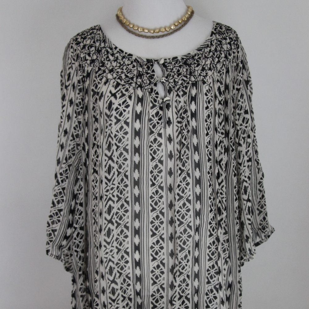 AVENUE Black and Cream Geometric Print Top